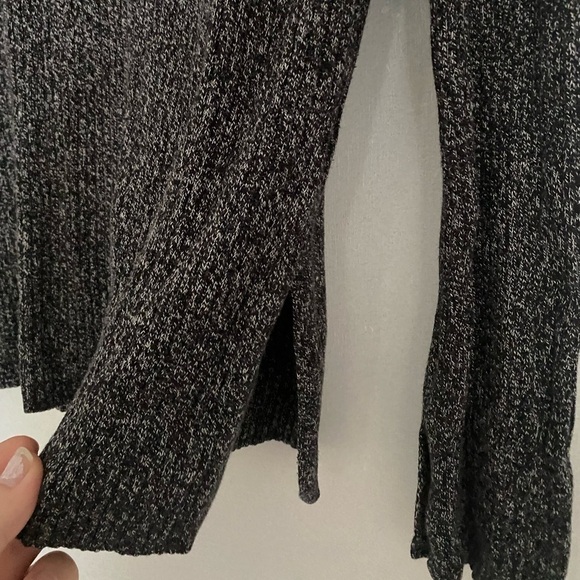 SMALL H&M BLACK AND WHITE LONG SLEEVE TOP WITH SMALL SLITS - Picture 3 of 5